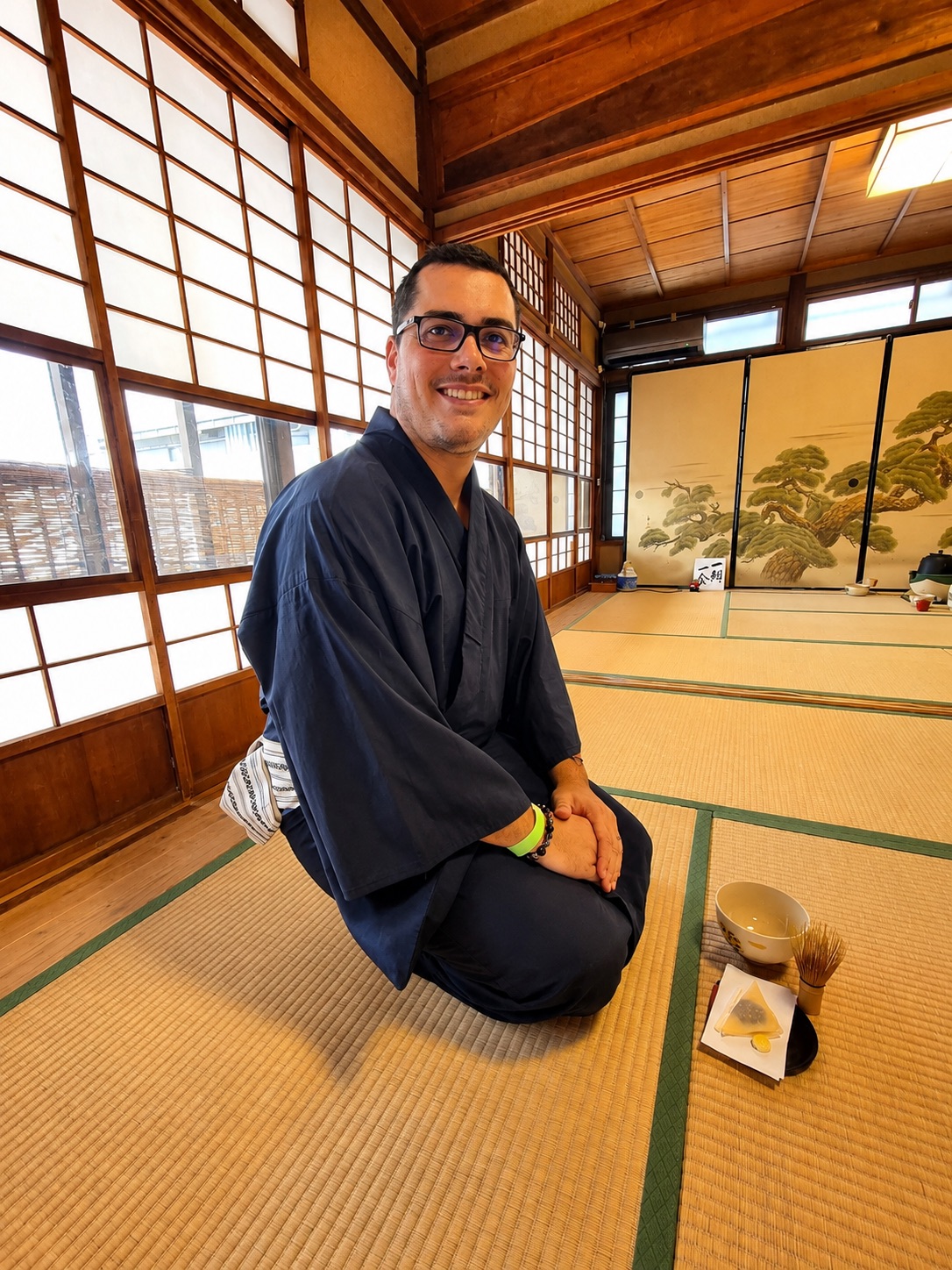 Brendan au Japon, en kimono, devant un service de thé